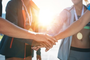 Przyjaciele motywujący się do ćwiczeń