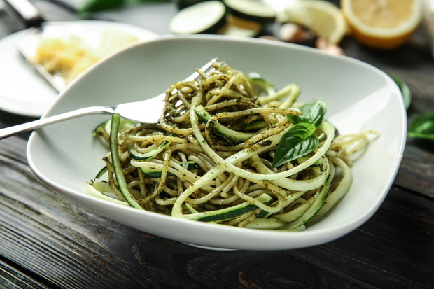 makaron-z-cukinii-z-pesto-przepis-2486895-3f821ee
