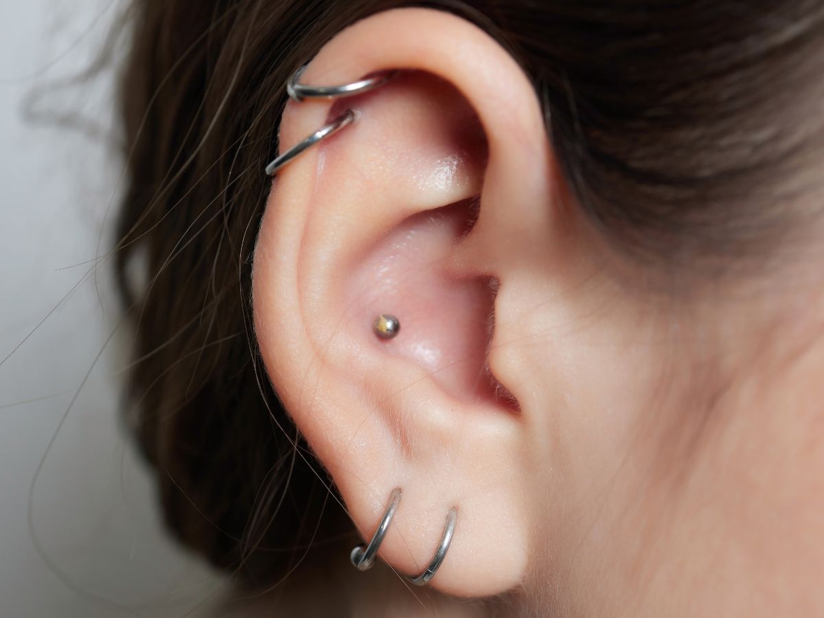 Conch piercing: co to jest, ile się goi, ile kosztuje, czy boli