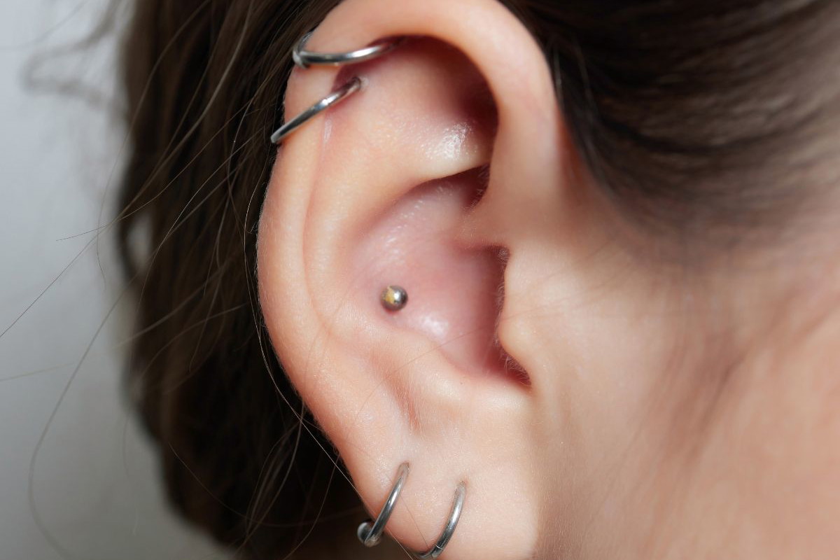 Conch piercing: co to jest, ile się goi, ile kosztuje, czy boli