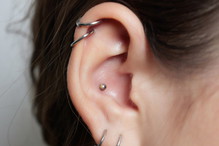 Conch piercing: co to jest, ile się goi, ile kosztuje, czy boli