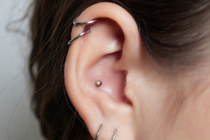 Conch piercing: co to jest, ile się goi, ile kosztuje, czy boli