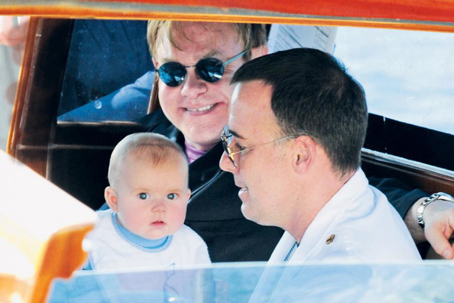 Elton John i David Furnish z synem