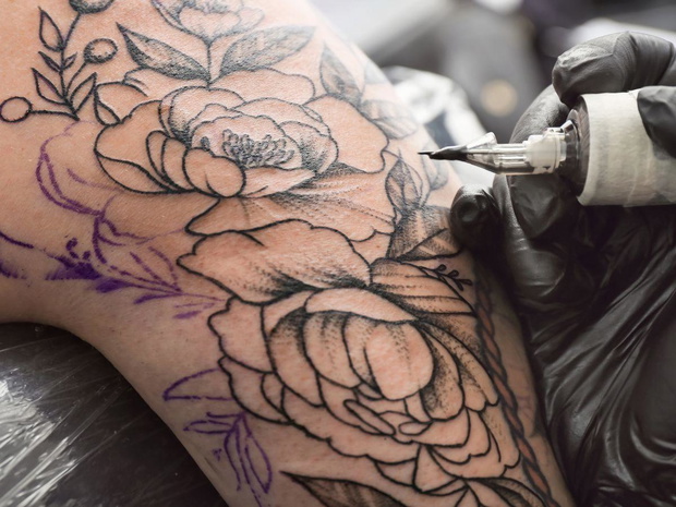 pielegnacja-tatuazu-jak-dbac-o-swiezy-tatuaz-i-jakie-kosmetyki-stosowac-higiena-i-gojenie-2501304-e313498