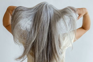 Pasemka ukrywające siwe włosy - jaki kolor wybrać? Koloryzacja grey blending, herringbone highlights, lowlights