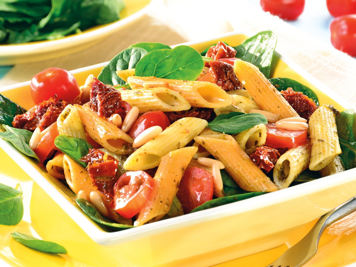sałatka z makaronem i pesto