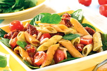 sałatka z makaronem i pesto
