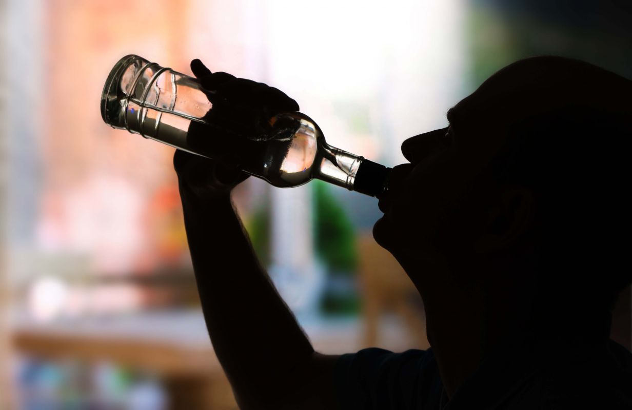 Mąż chłopak alkoholik - co robić gdy on pije