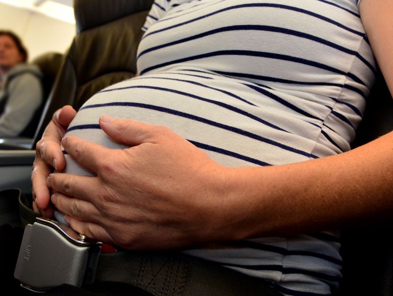 Ciąża a lot samolotem - na co musi uważać przyszła mama w podróży