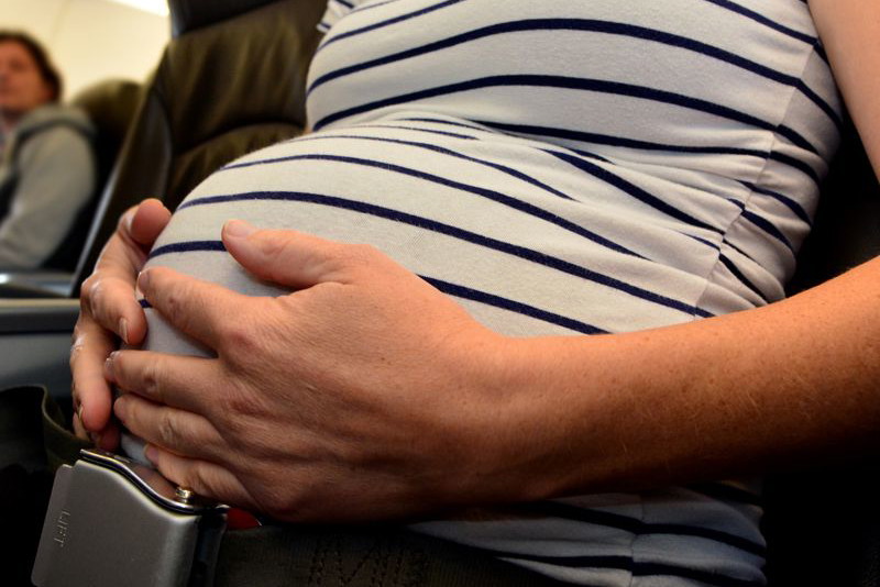 Ciąża a lot samolotem - na co musi uważać przyszła mama w podróży