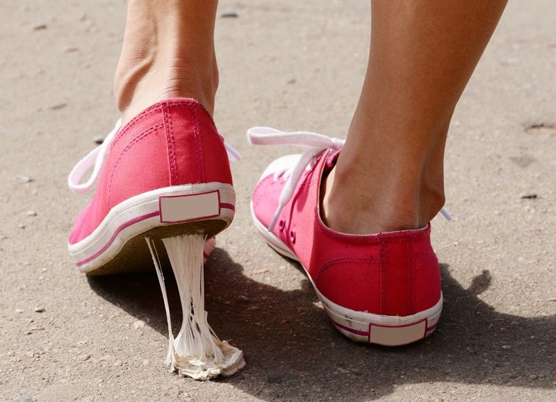 jak usunąć gumę do żucia z butów, jak usunąć gumę z buta, jak usunąć gumę przyklejoną do buta, jak usunąć gumę z podeszwy
