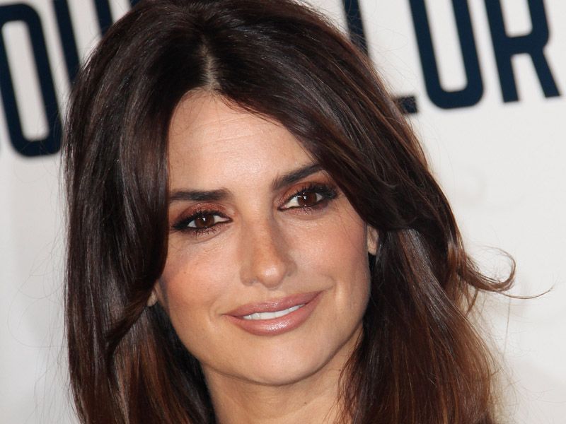 Penelope Cruz w krótkich włosach na okładce Vogue