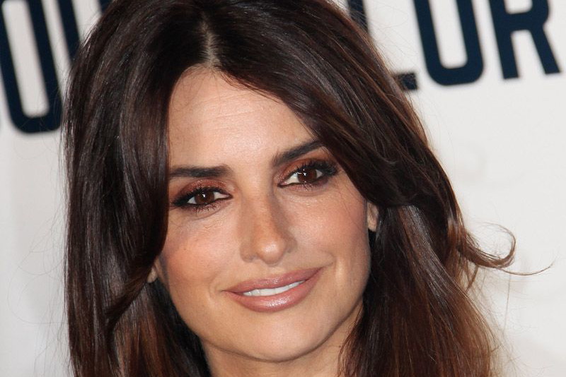 Penelope Cruz w krótkich włosach na okładce Vogue