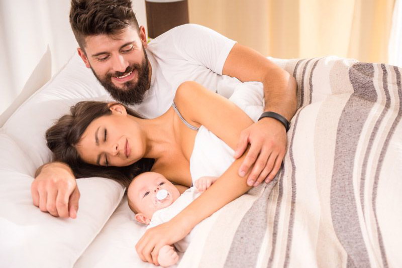 Spanie z niemowlakiem w jednym łóżku