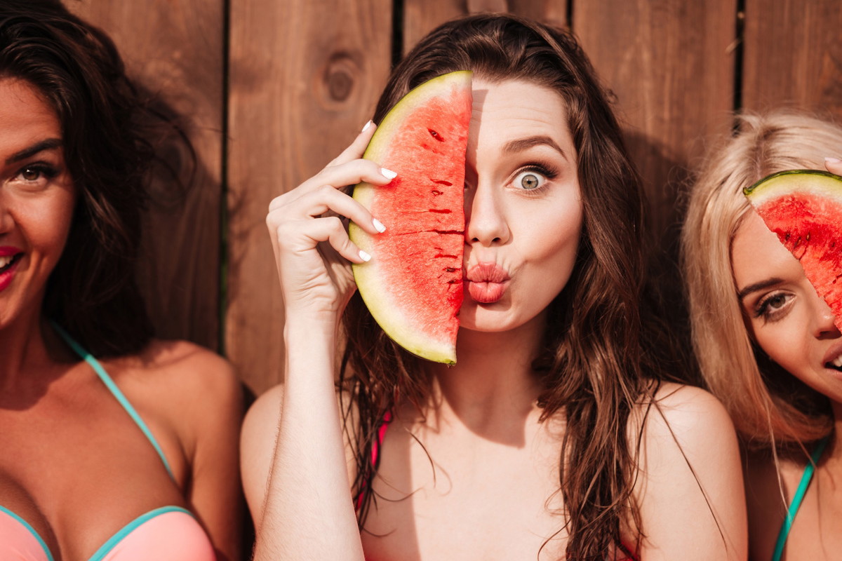 Dziewczyna na diecie je arbuza