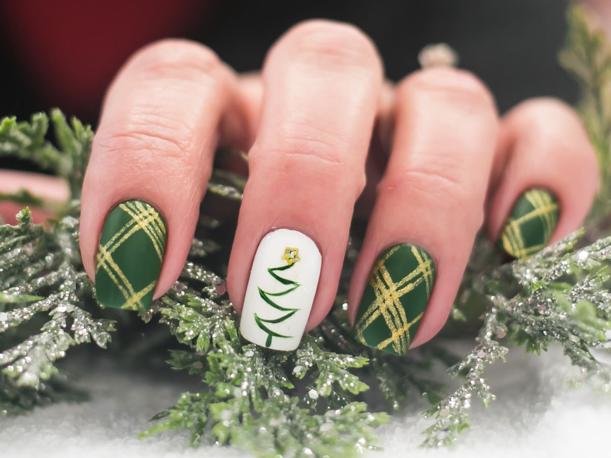 Choinka na paznokciach: jak zrobić krok po kroku. Inspiracje na modny manicure na święta 2023