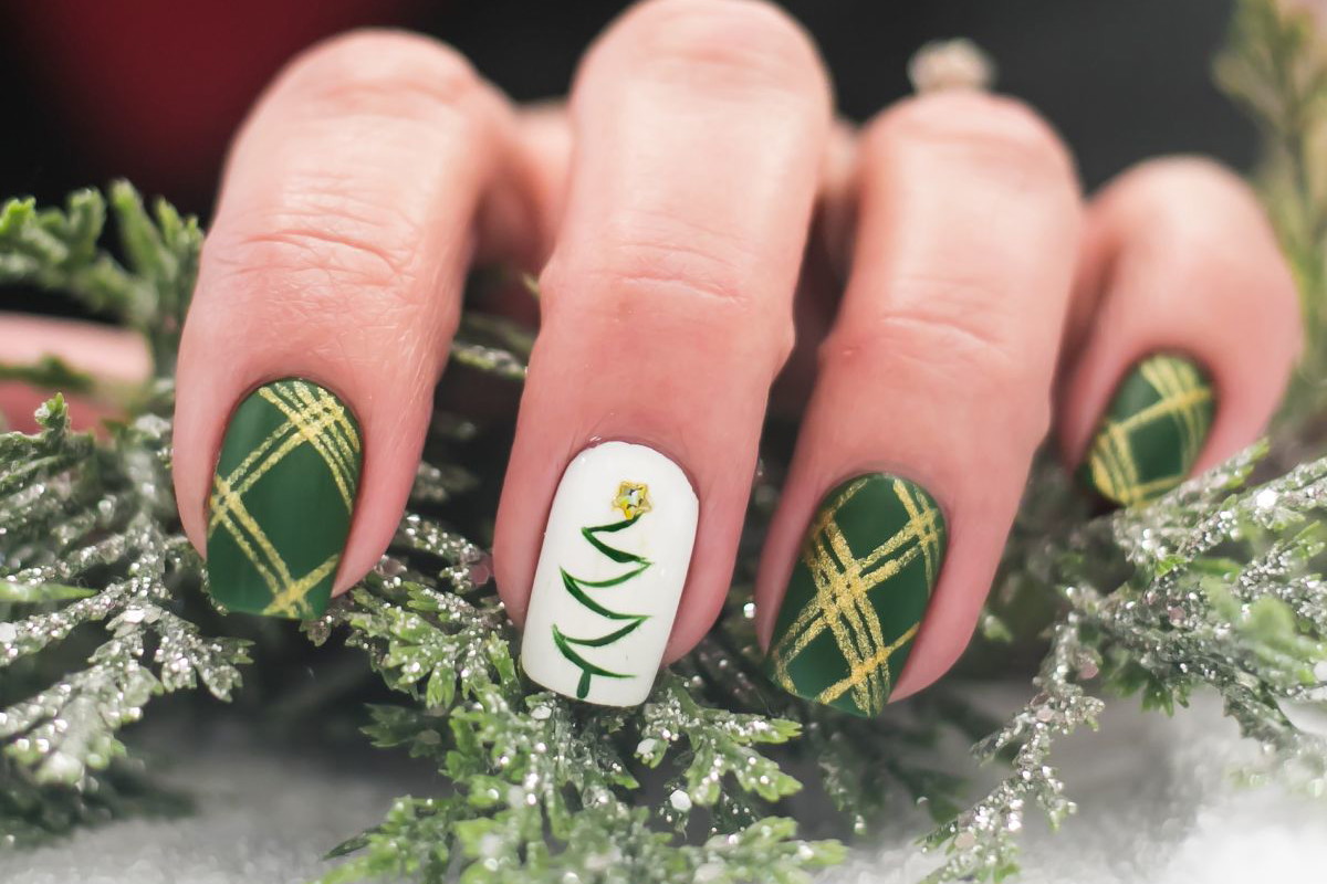 Choinka na paznokciach: jak zrobić krok po kroku. Inspiracje na modny manicure na święta 2023