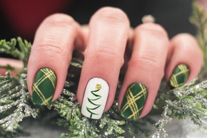 Choinka na paznokciach: jak zrobić krok po kroku. Inspiracje na modny manicure na święta 2023