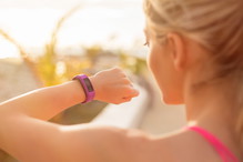 Kobieta sprawdzająca smartwatch.