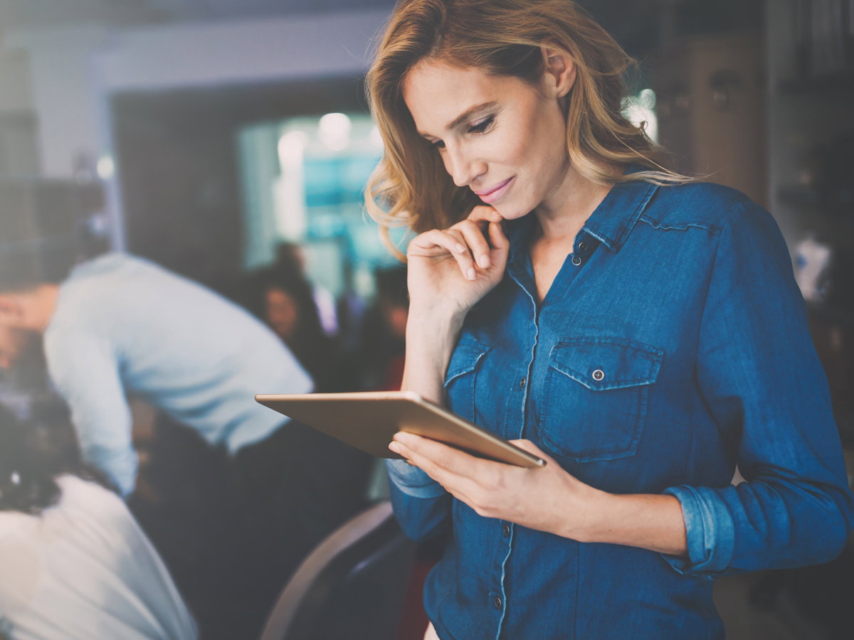 bizneswoman z tabletem