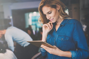 bizneswoman z tabletem