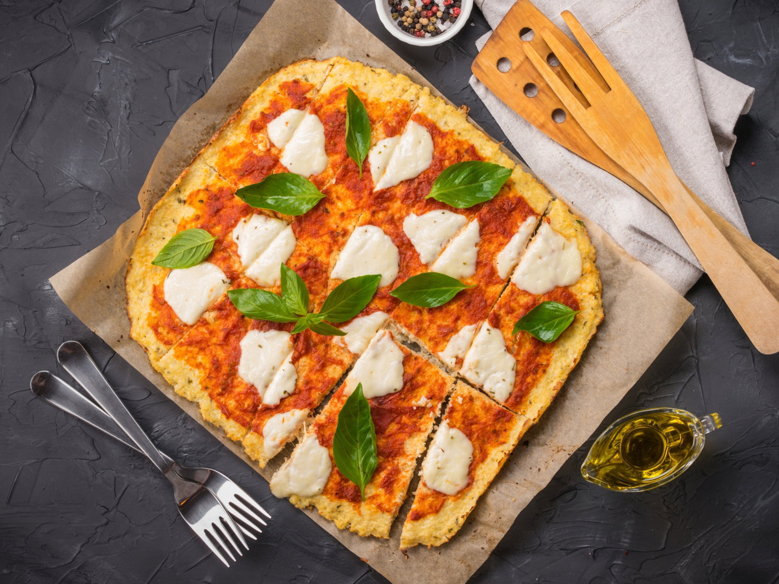 Pizza na spodzie z kalafiora