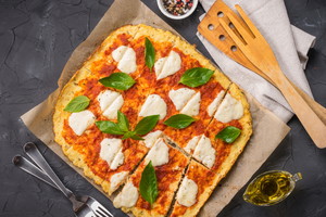Pizza na spodzie z kalafiora