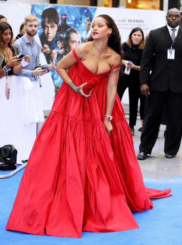 Rihanna na premierze Valerian i Miasto Tysiąca Planet w czerwonej kreacji