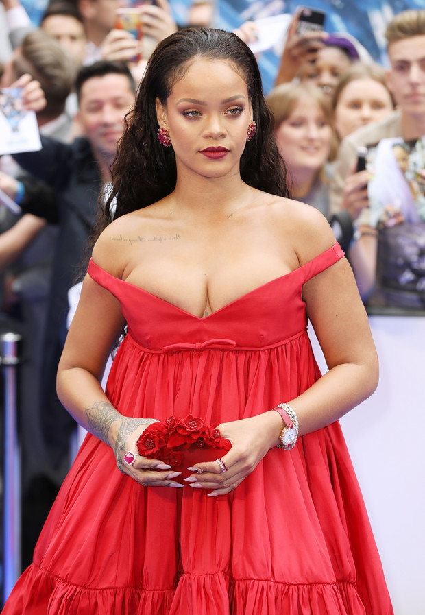 Rihanna na premierze Valerian i Miasto Tysiąca Planet w czerwonej kreacji