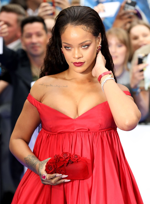 Rihanna na premierze Valerian i Miasto Tysiąca Planet w czerwonej kreacji