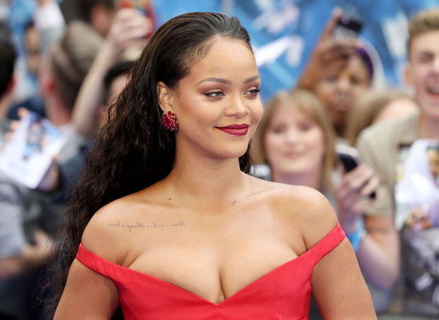 Rihanna na premierze Valerian i Miasto Tysiąca Planet w czerwonej kreacji
