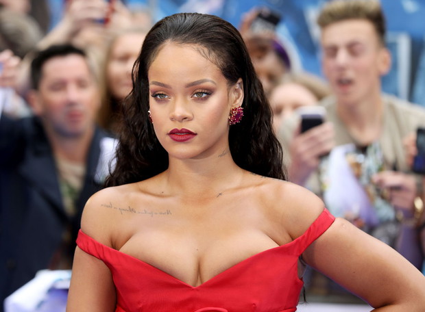Rihanna na premierze Valerian i Miasto Tysiąca Planet w czerwonej kreacji
