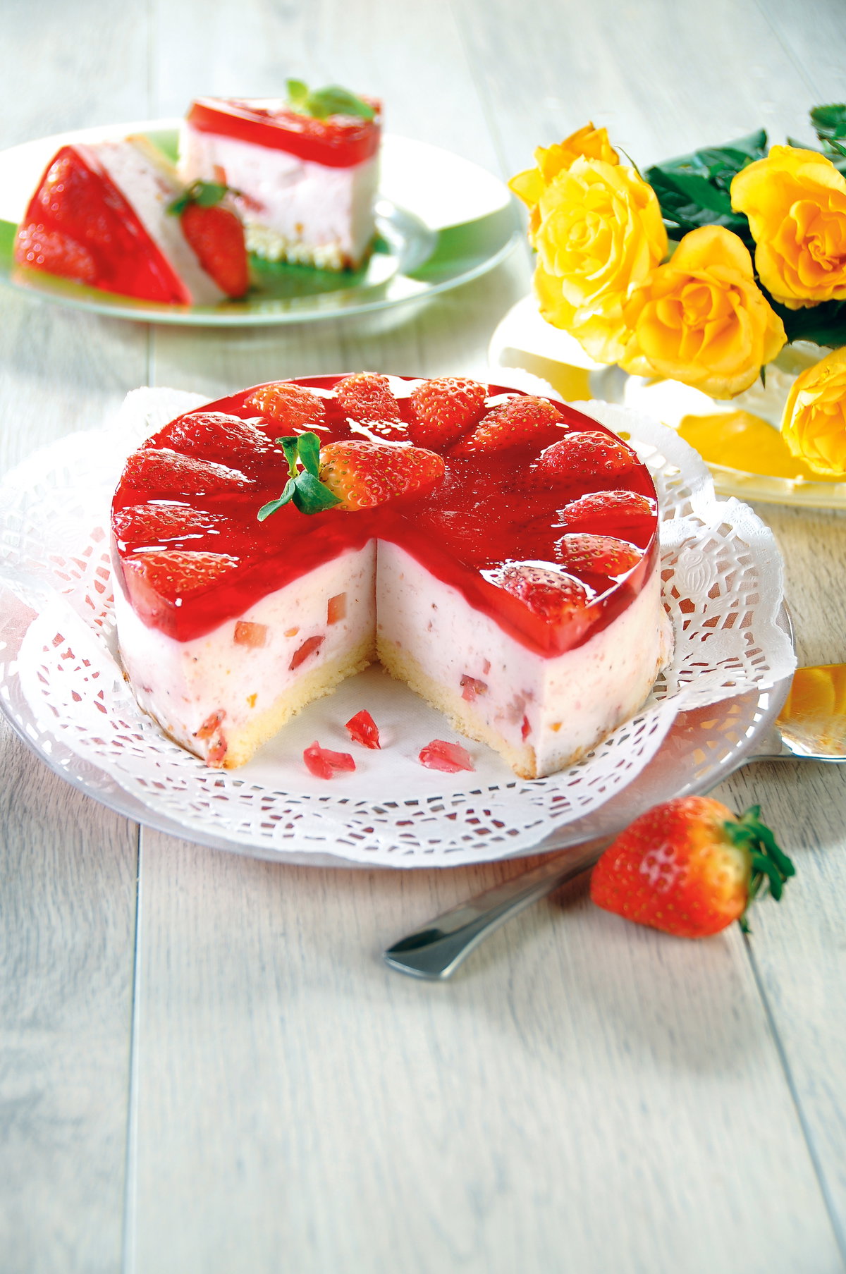 Tort jogurtowy z truskawkami