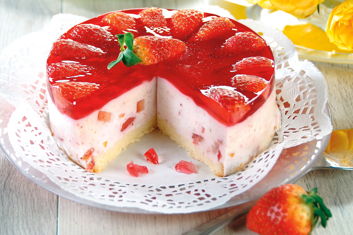 Tort jogurtowy z truskawkami