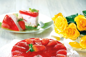 Tort jogurtowy z truskawkami