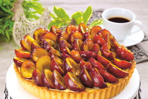 Tarta ze śliwkami i kremem