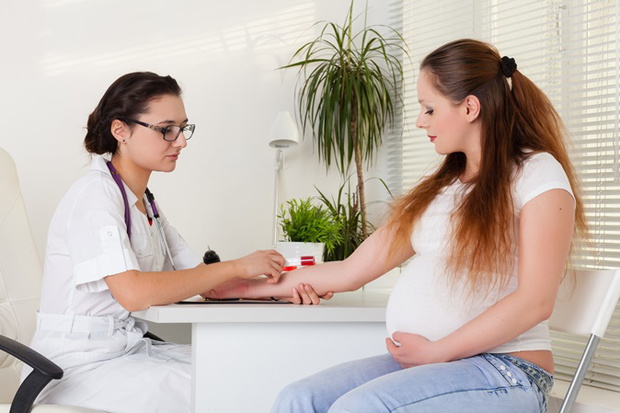 Pregnant woman and doctor.