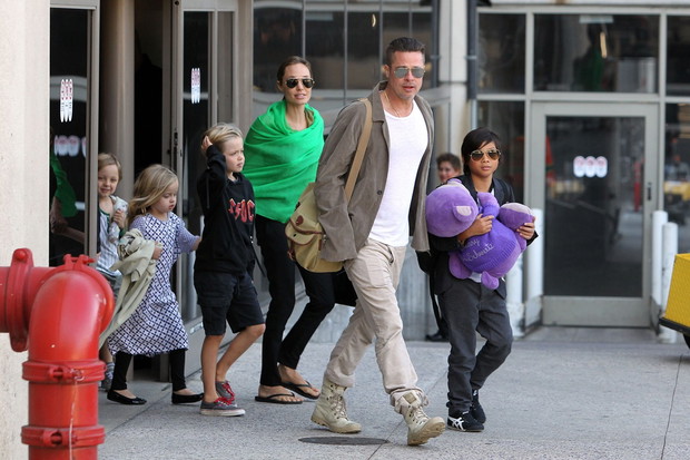 ANGELINA JOLIE, BRAD PITT AND THEIR CHILDREN AT LAX