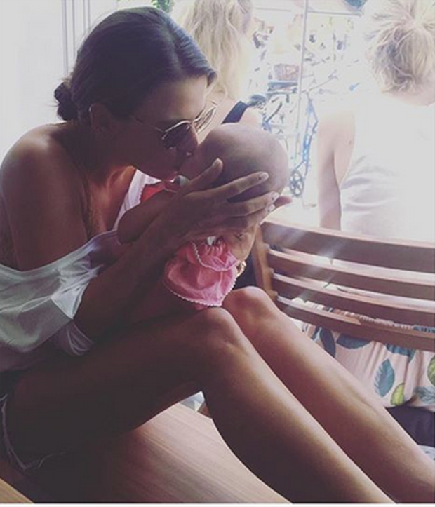 Anna Lewandowska całuje Klarę Lewandowską