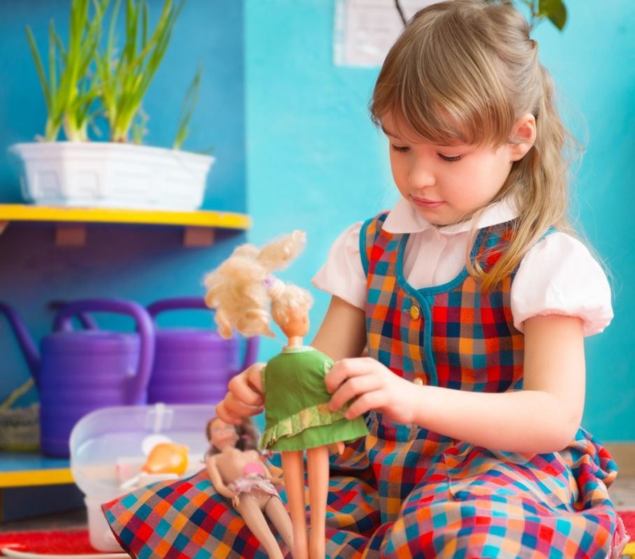 dziecko bawi się lalką barbie