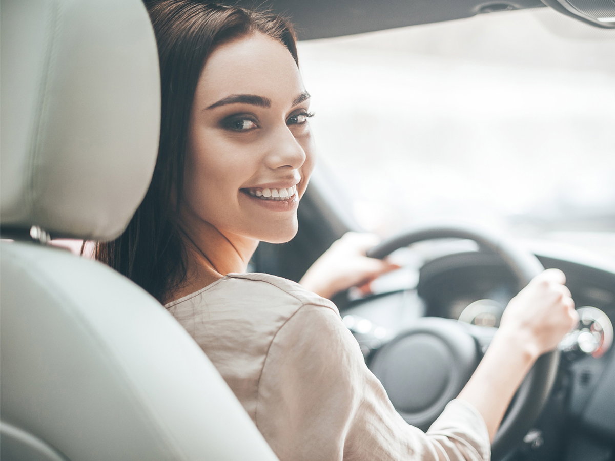 kobieta prowadząca auto