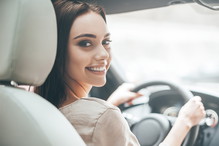 kobieta prowadząca auto