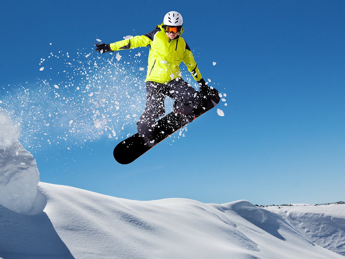 Snowboardzista w gorach
