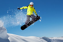 Snowboardzista w gorach