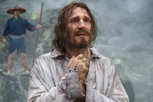 Liam Neeson - kadr z filmu "Milczenie (2016)