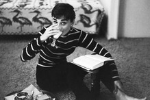 Audrey Hepburn podczas jedzenia i czytania książki