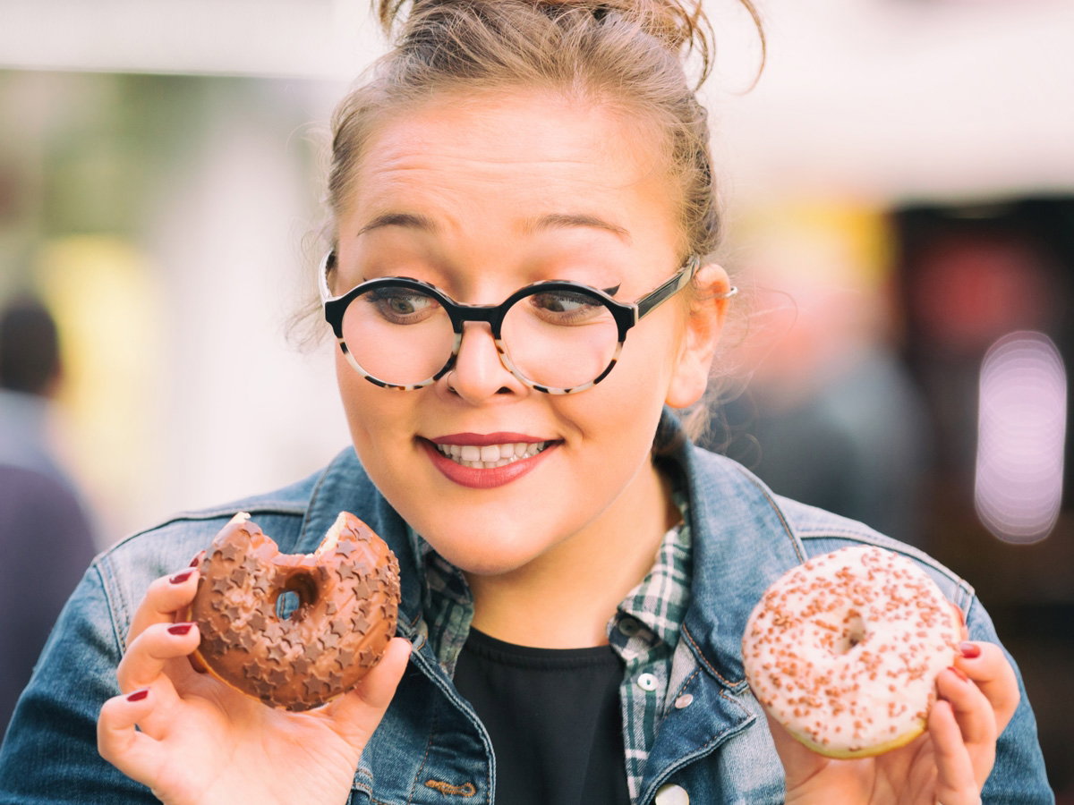 Dziewczyna jedząca pączki