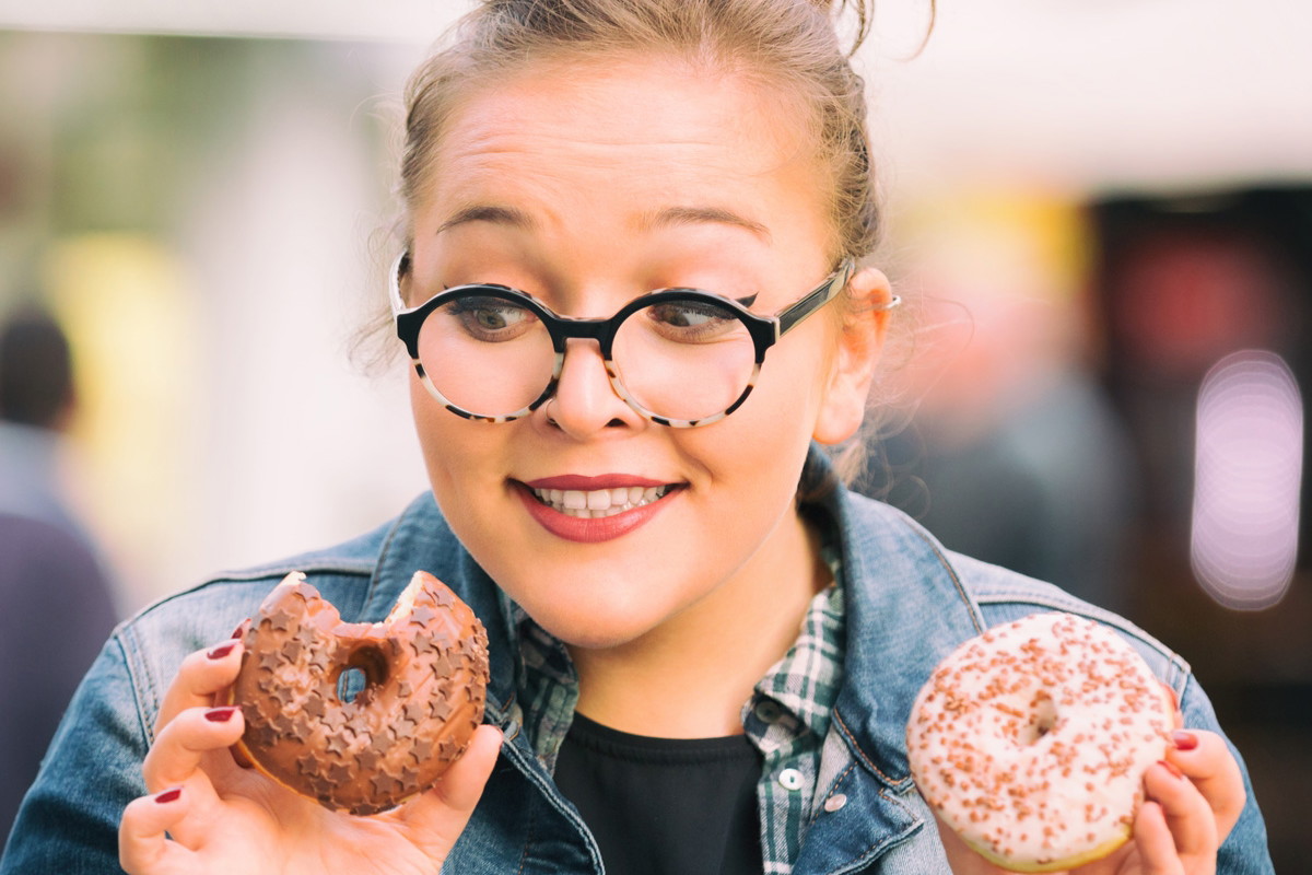 Dziewczyna jedząca pączki