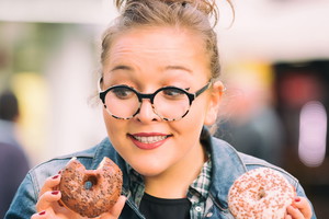 Dziewczyna jedząca pączki