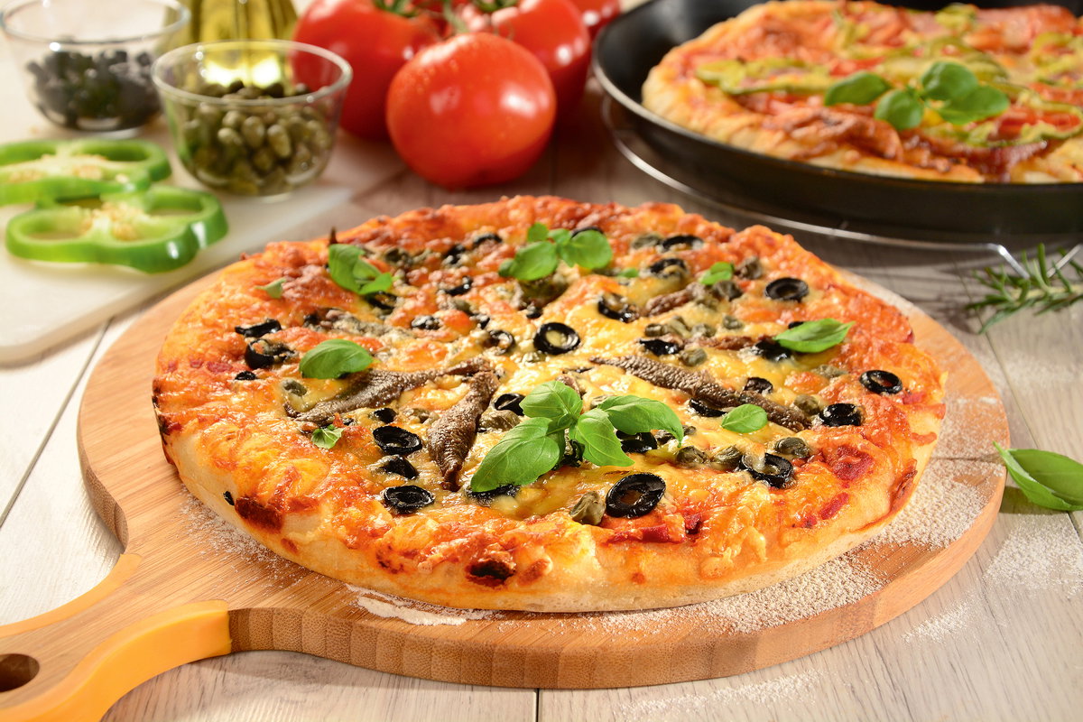 Pizza z oliwkami, kaparami i anchois